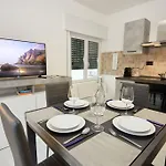 Modern Flat Per 6 Ac Parking Apartamento Aviano