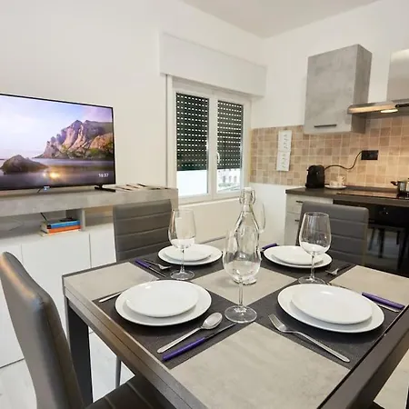 Modern Flat Per 6 Ac Parking דירה אוויאנו