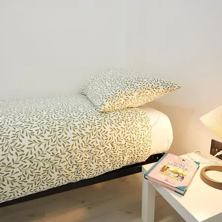 Modern Flat Per 6 Ac Parking * אוויאנו