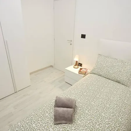 Modern Flat Per 6 Ac Parking דירה אוויאנו