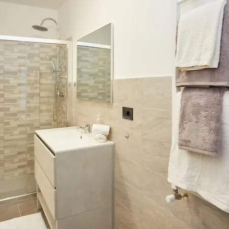 Modern Flat Per 6 Ac Parking * אוויאנו